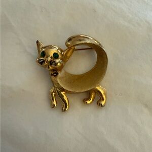 Vintage 1950s Cat Brooch Green Rhinestone Eyes Gold Tone Mid Century Kitty Pin